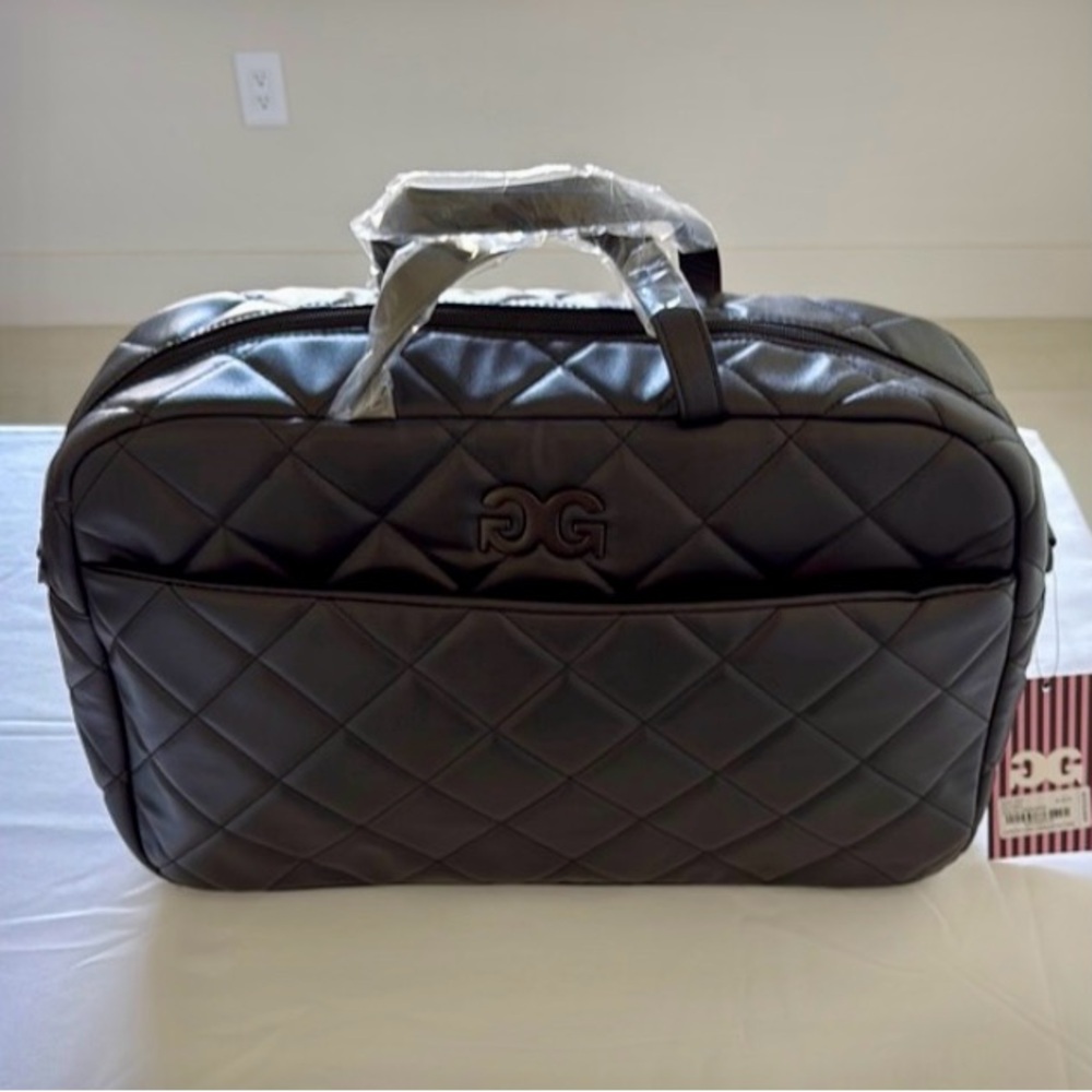 Sleek Black Quilted Duffel Bag with Versatile Strap - Picture 3 of 11